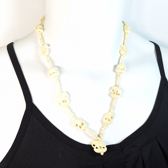 Vintage Faux Ivory Carved Celluloid / Plastic Elephant Pendant Necklace - Picture 2 of 10